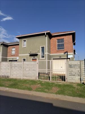 Duplex For Sale in Leopard’s Rest, Alberton